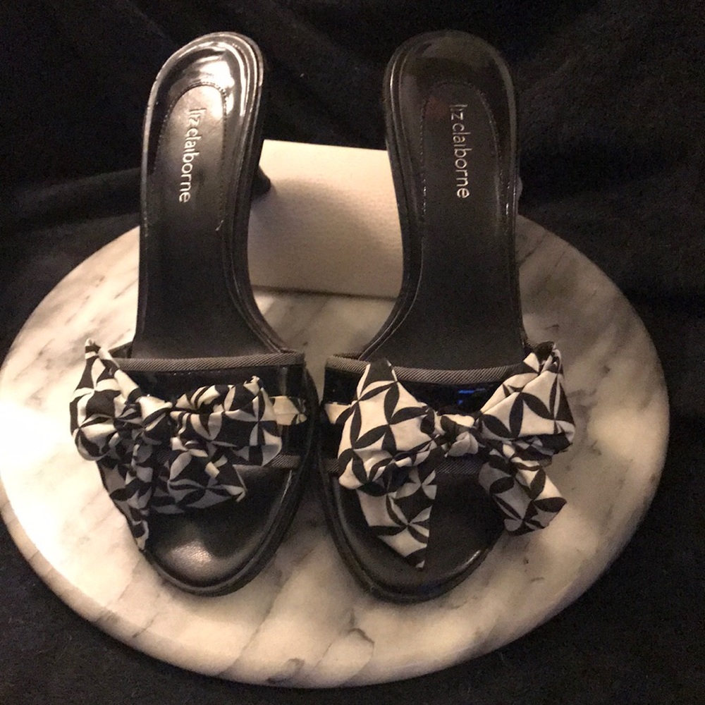 Liz Claiborne blk leather & white bow heels